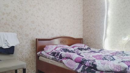 Teen and Milf Female Sex: 私の寝室で、ガールフレンドが服を脱いで私に姿を見せます