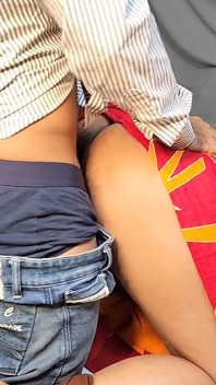 Indian Desi Bhabhi Fucking Delivery Boy in Doggy Style Wearing Saree While Her Husband Is Out of Town