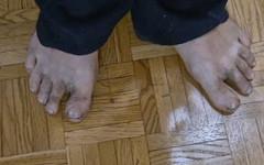 ChubbyDaddyBearLuka: Urso peludo e gordo tem os pés muito sujos