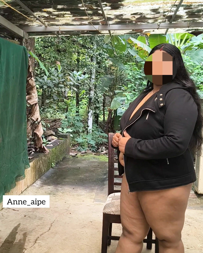 Anne Ipe: 穿着黑色夹克的印度曲线女孩为相机完全脱衣服