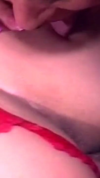 Cewek hot rambut pirang ini dientot dua dildo dan kontol berdenyut