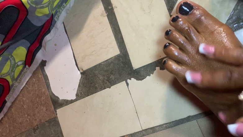 BrownGurl234: Гаряча чорношкіра красуня, змащені маслом ноги, масажний розділ