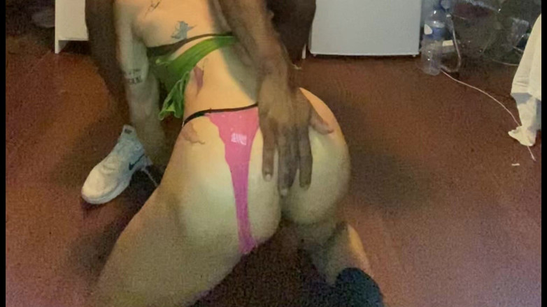 Wesley Bull: Uma submissa bem treinada desfrutando meus pés