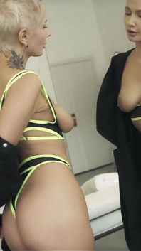 La miLF lesbica con i capelli corti si masturba