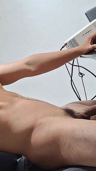 Bare skin man: 일하면서 구강성교를 받는 모습, 또 다른 모습