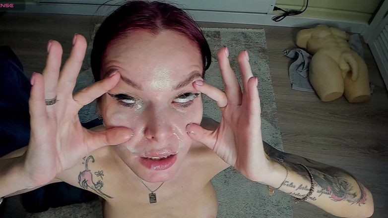 Sandy and Chris: Bakış açısı büyük gözün yüzüne boşalma sandy'nin gözlerine boşalıyor!