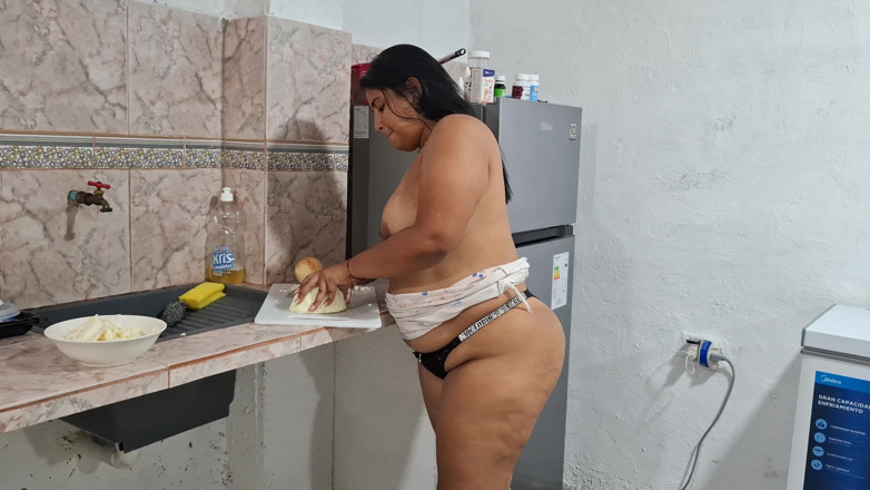 SugarPose: BBW latina Pandora se svléká a předvádí oblečení