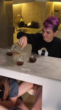 Twink-freunde hatten eine kaffeepause und es wurde zum blowjob unter dem tisch