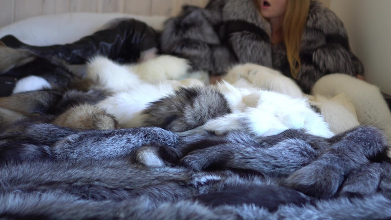 Ruda Cat: Jugando y provocando con mucha piel! Masturbación en un abrigo...