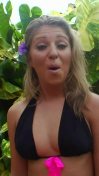 Une voisine blonde sexy se doigte dehors puis s’enfile un gode à l’intérieur