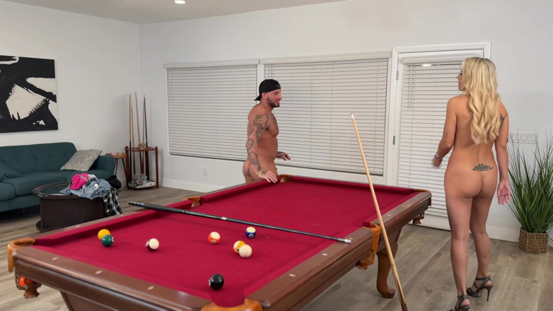 Sadie RW: Strip Pool staje się seksualna z przyjacielem mężulek