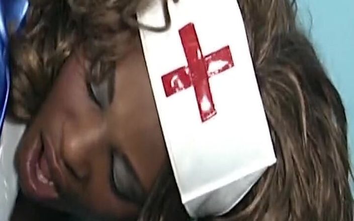 Busty German Sluts: Темношкіра медсестра з Німеччини отримала подвійний трах у лікарні