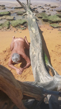 Ladysilva na plaży nago pokazując swoją opaloną seksowną dupę
