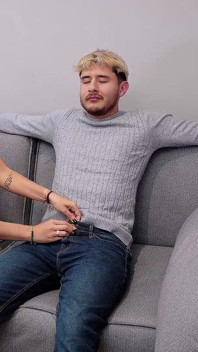 Nazywasz to małym? Rozciągnąłem moją cipkę szeroko, doktorze! seksowny terapeuta jęczy jak nigdy dotąd