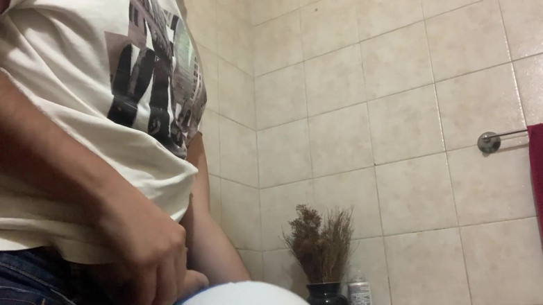 Inflatable Lovers: samudr tat ki gend ke saath baathroom men