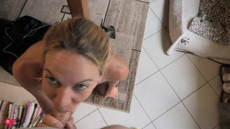 Miley Weasel: Sarışın sürtüğün yüzüne boşalması gerekiyor!!