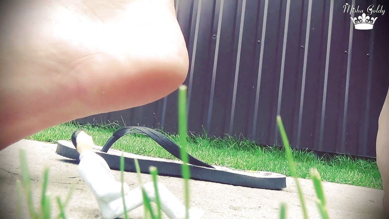 Goddess Misha Goldy: Misha phá hủy một món đồ chơi người đàn ông nhỏ bé bằng...