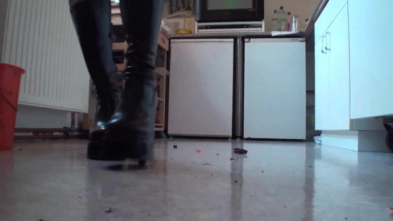 Foot Girls: Verpletterende kleine speelgoedtrucks