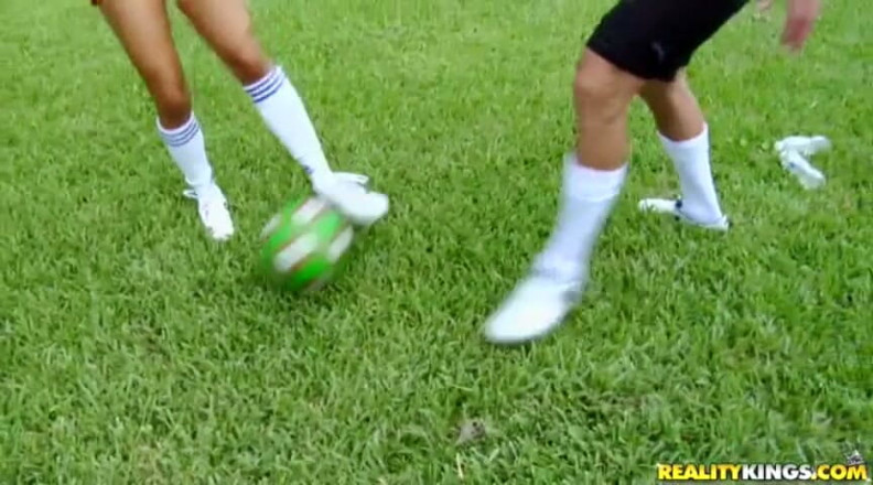 8th Street Latinas: 8. sokak latinleri - iki ateşli latin yarak paylaşarak futbol alıştırması...