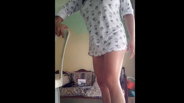 Martin13: Wanita dewasa yang kesepian jalan-jalan di rumahnya sambil menunggu tetangga...