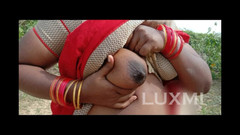 Luxmi Wife: Red Saree Di Luar Dare - Pertunjukan buah dada di luar...