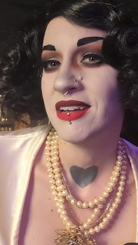 Lady Dimitrescu tem um lanche