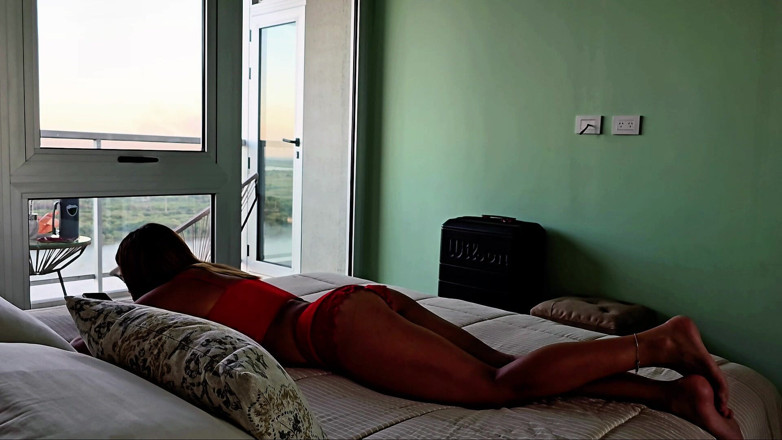 Young big apple: Ojczym zaskakuje mnie od tyłu – mocno pieprzy moją cipkę i...