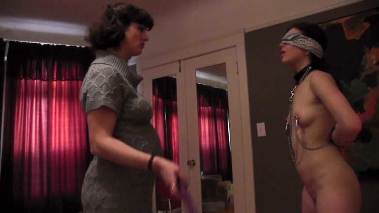 Tight little babes: Ruvido sesso lesbico hardcore con una miLF cattiva