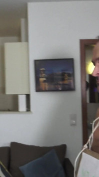 Vysoké dívky plive malého pana
