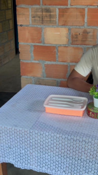 Coloco a calcinha vermelha ao lado e deixo ela gritar