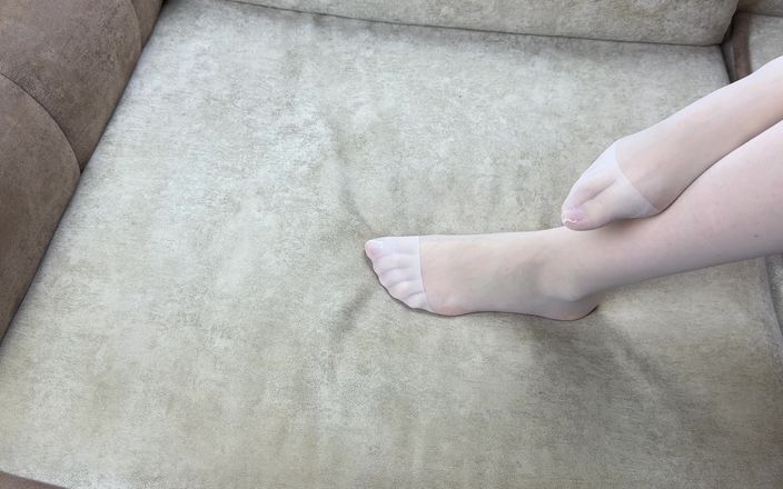 Gloria Gimson: 白いストッキングを履いた長い脚の女の子