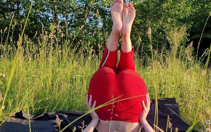Petite Teen: Mi novia quería hacer yoga, pero quería follarla y correrse...