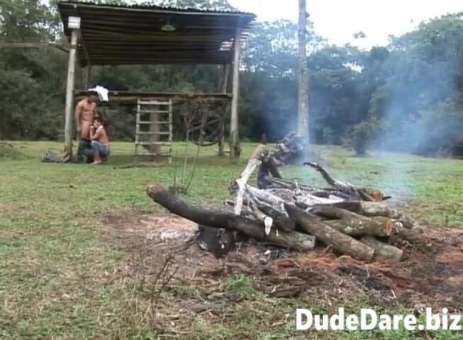 DudeDare: Şehvetli esmer göt deliğini yanan prezervatifsiz bir yarağa karşı oturuyor