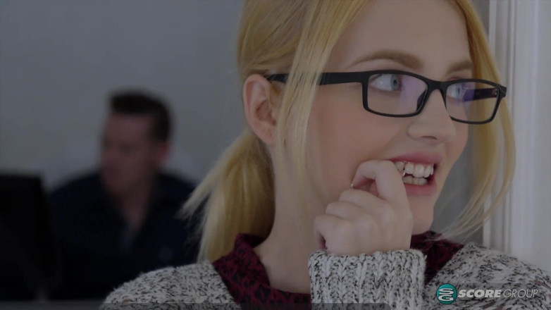 18eighteen: Dulce Kate Bloom follada duro y facializada en una entrevista