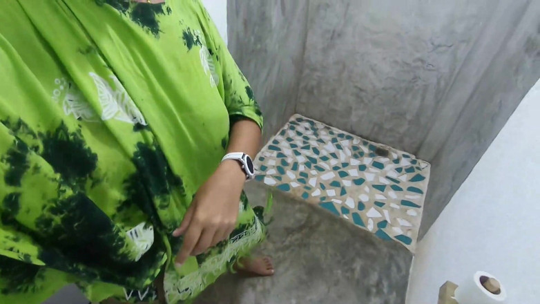 bekycarril: Teman wanita yang disumbat punggung minum kencingnya sendiri