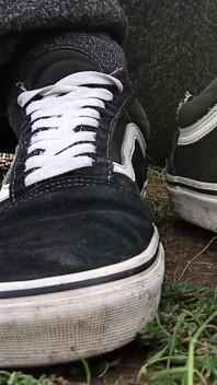 Komp. Aku lagi asik muasin memekku pakai sepatu vans!