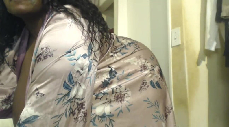 Legendary Booty Overdose: Zogende ssbbw stripteasing en kreunende fetisj