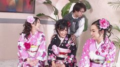 Pure Japanese adult video ( JAV): Tre ragazze giapponesi spompinano un gruppo di uomini con cazzi...