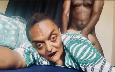 BongoXXX: Nenek berkata Lemme memegang kamera ini untuk awak, saya tidak...