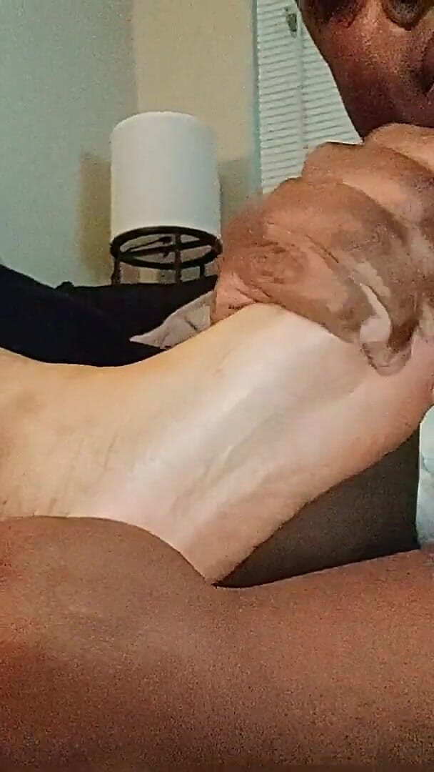 Foot Patrol: Carmel.milf.prettyfeet після роботи спітнілі тонкі ноги поклоняються смоктанню і смоктання ніг