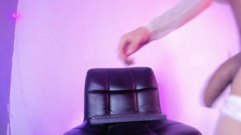 XaraBliz: Trans Alpha Chaturbate chce submisivní na kolenou