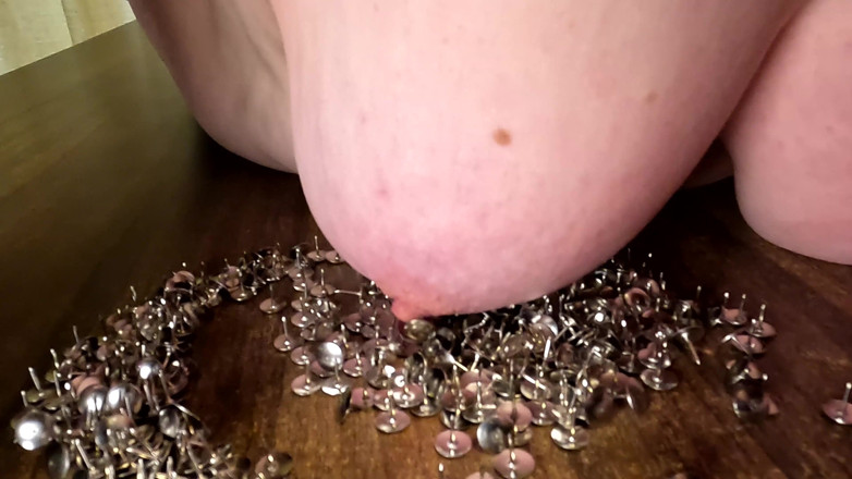 Bouncy Tits Action: Brüste in Thumbtacks Legen