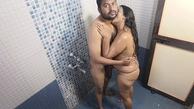 Horny Indian Couple: 浪漫淋浴已婚德西夫妇在浴室做爱