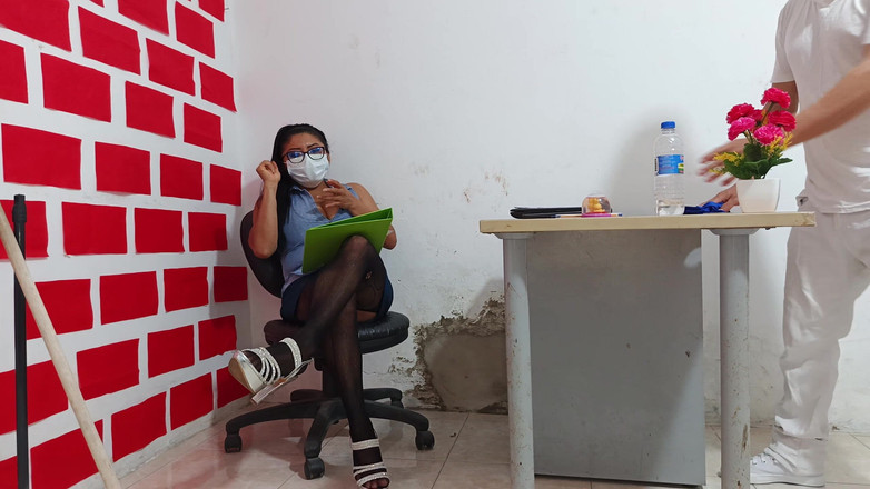 NEGRITA SEXY: Bos menolak pekerjanya dan akhirnya mengongkeknya di pejabat