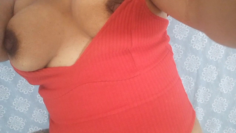 PATY PATY: 침대 가장자리에서 보짓물 가득한 보지를 닦는 의붓딸