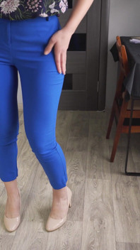 Colega se burla del en pantalones super ajustados