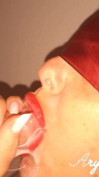 Garganta profunda con corrida en la cara y los labios
