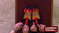 Lost Bets Games: Tobi brilla in questo gioco di strip basket flippie