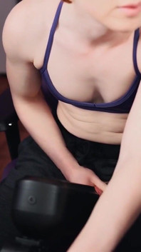 Gadis tgirl diperas oleh robot camshow