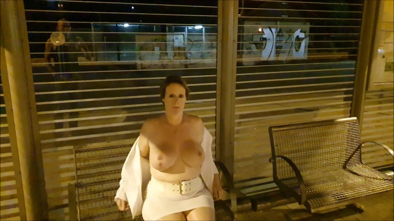 UserBitch1: Auf Dem Bahnsteig Gefickt
